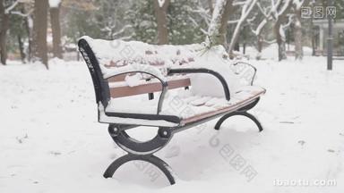 冬天雪地的椅子